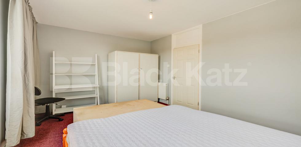 Spacious 4 bed , no lounge, mins to tube, shops and UCL Munster Square, Regents Park / Camden